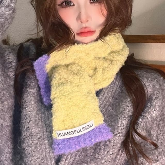 Contrast Trim Scarf Applique Label