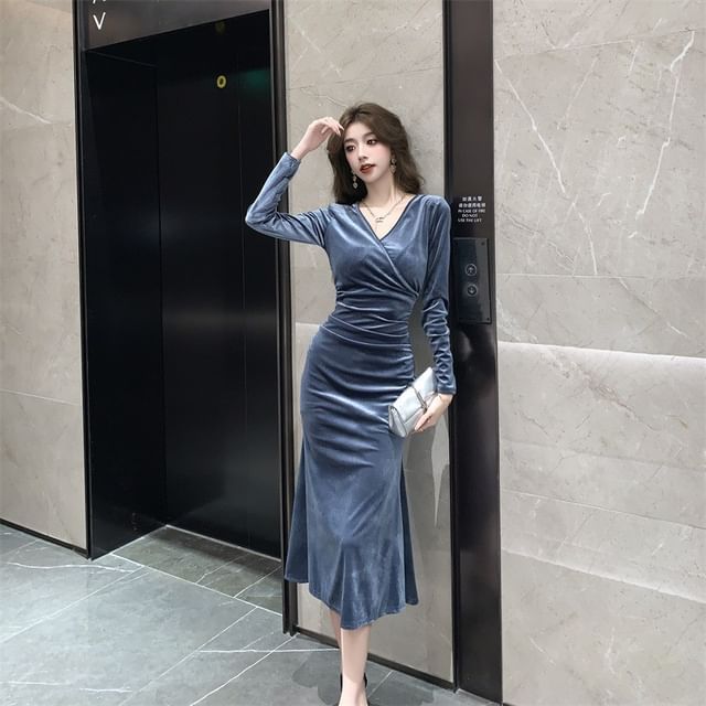 Long-Sleeve V-Neck Plain Velvet Ruched Midi A-Line Dress