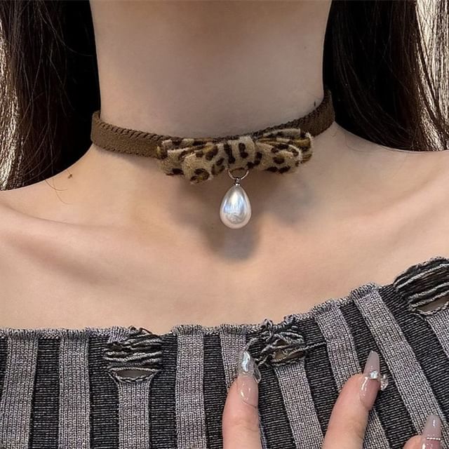 Print Faux Pendant Droplet Pearl Bow Leopard Choker