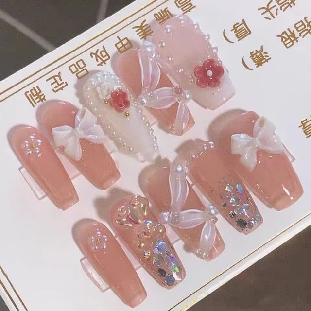 Faux ongles à coller avec des perles