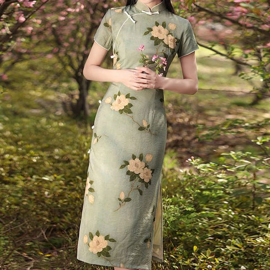 Qipao midi fleuri à manches courtes et col montant