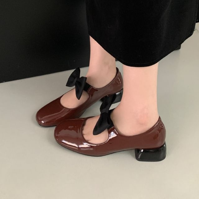 Chunky Heel Bow Accent Patent Leather Mary Jane Pumps