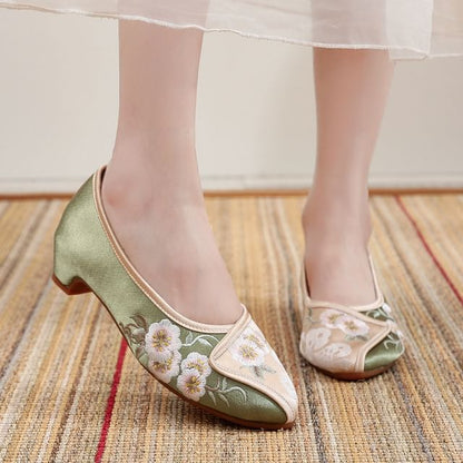 Flower Pumps Low Embroidered Heel