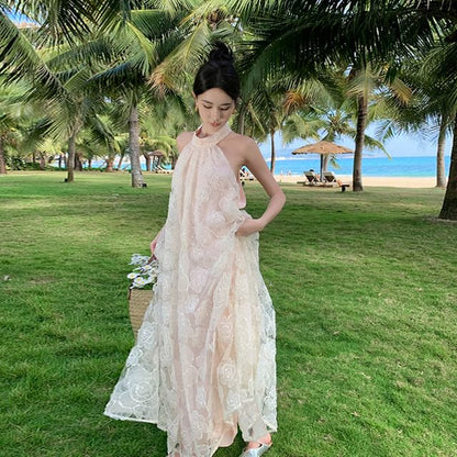 Robe longue d'été brodée de fleurs à licou