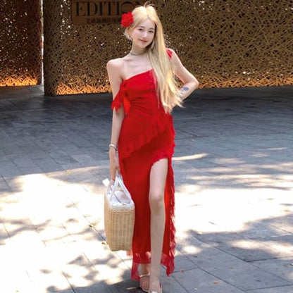 Robe fourreau mi-longue à volants et fente latérale à une épaule