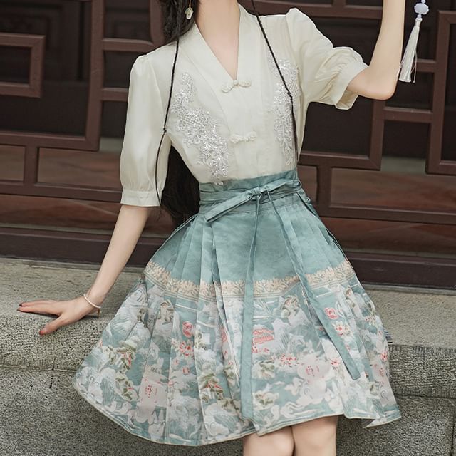 Traditional Chinese Elbow-Sleeve V-Neck Floral Embroidered Sequin Frog Buttoned Blouse / High Rise Print Mini Ma Mian Skirt / Set