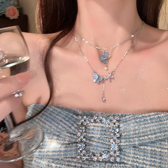 Collier ras du cou en alliage superposé avec fausses perles et papillon