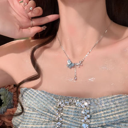 Collier ras du cou en alliage superposé avec fausses perles et papillon