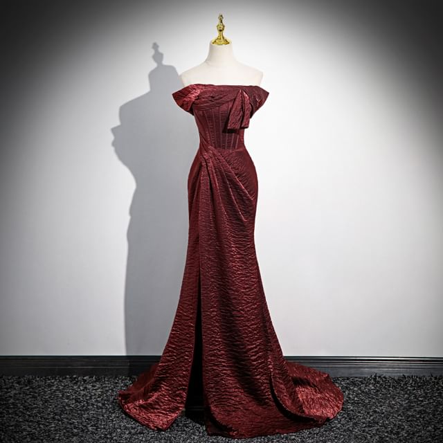 Robe de soirée moulante asymétrique à épaules dénudées et fente nouée