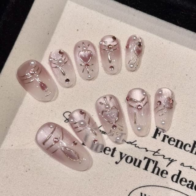 Faux ongles à coller en forme de cœur avec perles artificielles