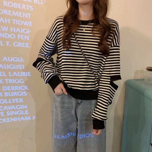 Pull ras du cou à rayures et découpes