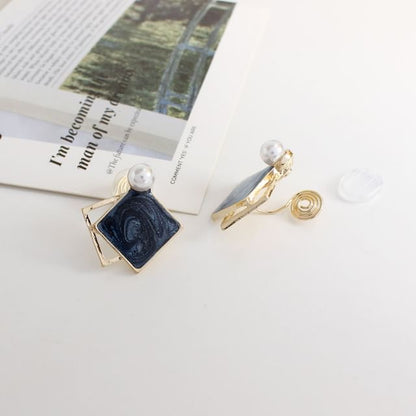 On / Stud Geometric Clip Pearl Faux Earring