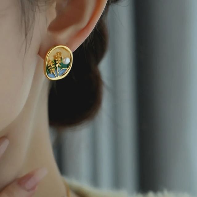 Stud / Earring On Faux Enamel Clip Pearl