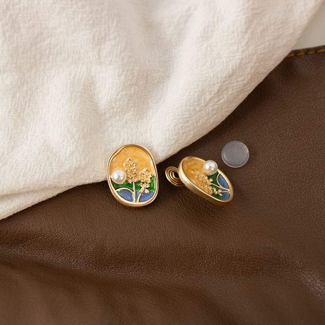 Stud / Earring On Faux Enamel Clip Pearl