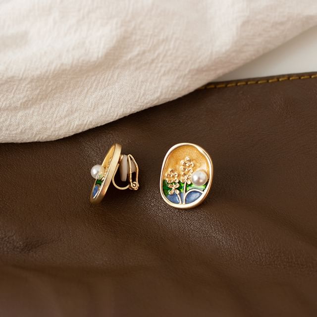 Stud / Earring On Faux Enamel Clip Pearl