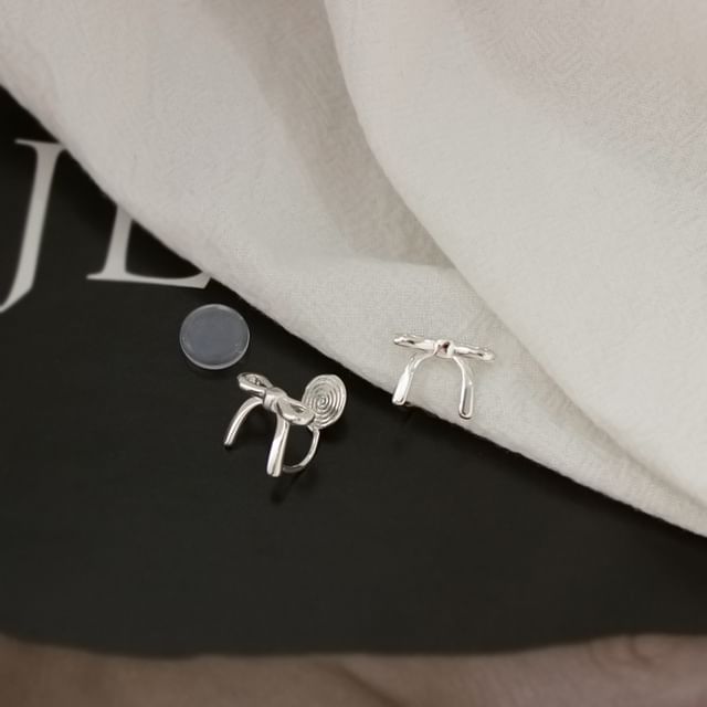 On / Clip Stud Bow Earring