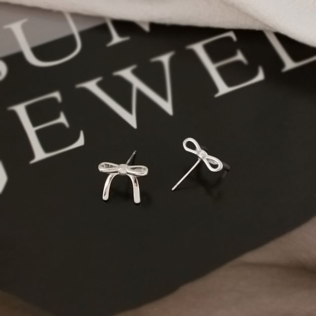 On / Clip Stud Bow Earring