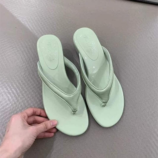 Zehentrenner mit Plateau-Keilabsatz