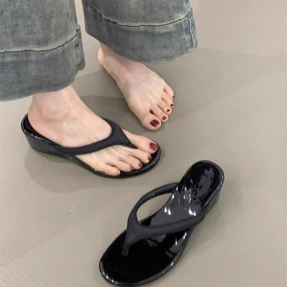 Zehentrenner mit Plateau-Keilabsatz