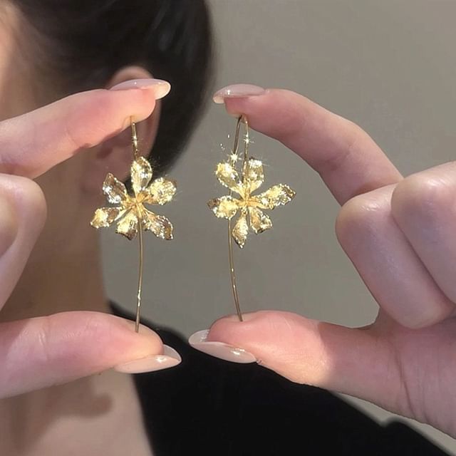 Boucle d'oreille pendante en forme de fleur