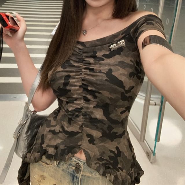 Fit Asymmetrical Print Off-Shoulder Tee Ruffle Camo Cap-Sleeve Slim Trim