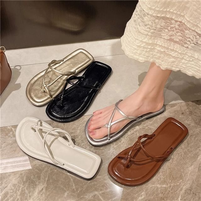 Knot Strappy Flip-Flops