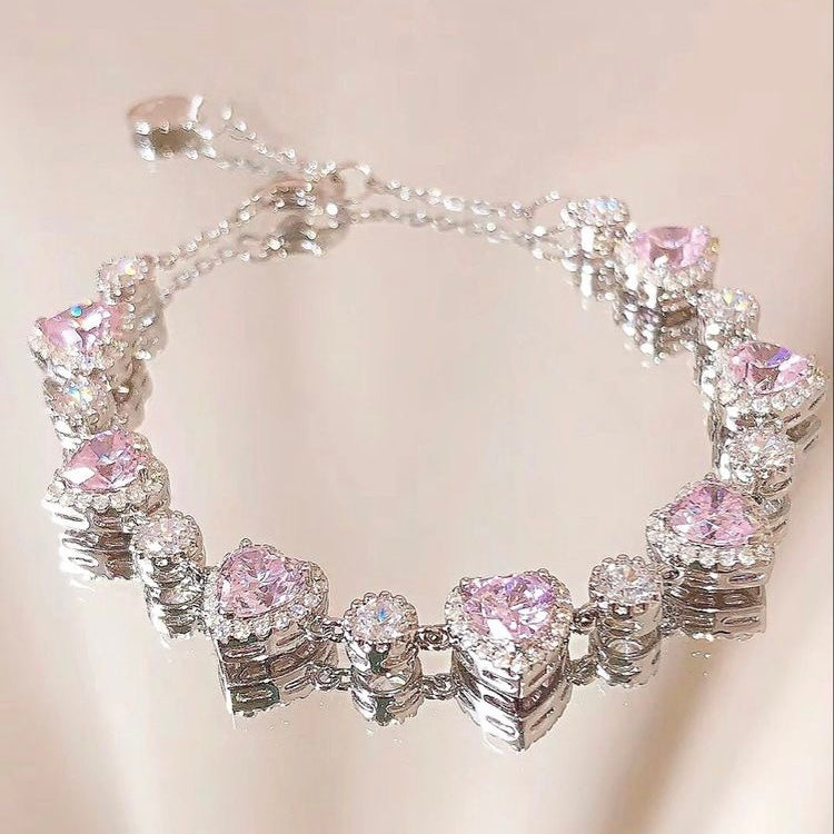 Bracelet Adorned with A Delicate Heart Wonderland Case