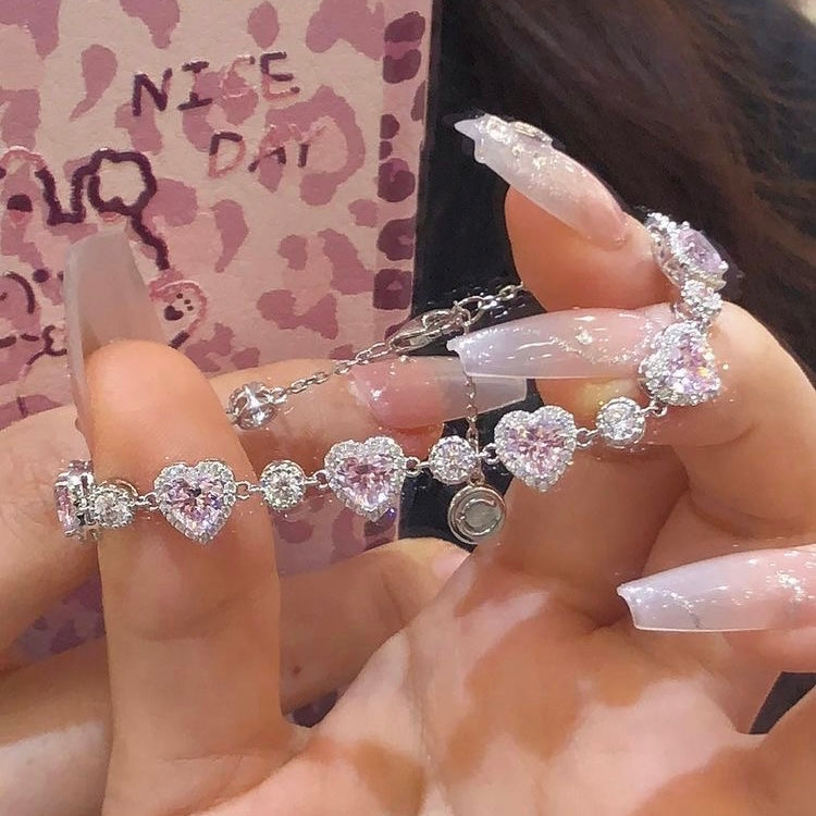 Bracelet Adorned with A Delicate Heart Wonderland Case